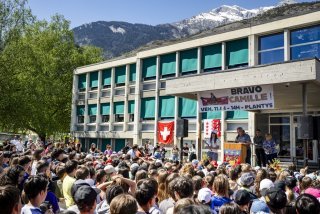 Pierre-Michel Venetz, président de la commune de Vetroz parle à Camille Rast, la skieuse valaisanne, lors d'une réception officielle de la Commune de Vétroz